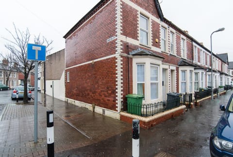 Ideal Two Bedroom Apartment near Centre & Stadium Apartment in Cardiff