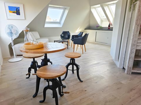 Kitchen or kitchenette, Seating area, Dining area