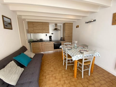 Kitchen or kitchenette, oven, stove