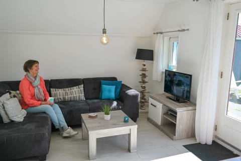 Lilian Modern Holiday home at a typical dutch canal, close to the Lauwersmeer Haus in Anjum