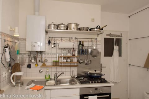 bahnhofsnahe, ruhige und sonnige 2 Zimmerwohnung im Dichterviertel (bis 4 Personen) Apartment in Wiesbaden