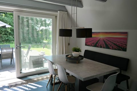 Sonnenhaus 6 pers house with sunny terrace at a typical dutch canal & by Lauwersmeer lake. Maison in Anjum