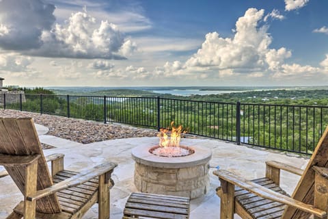 Luxe Lakeview Escape with Hot Tub, 1mi to Canyon Lake House in Canyon Lake