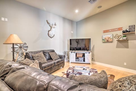 Lakeview Escape with Hot Tub, 1 Mi to Canyon Lake House in Canyon Lake