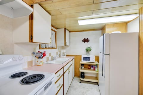 Sanderling Sea Cottages, Unit 1 with Deck! House in Oregon