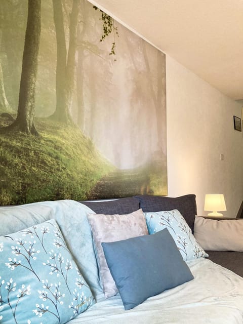 Bed, Living room, Decorative detail, Family