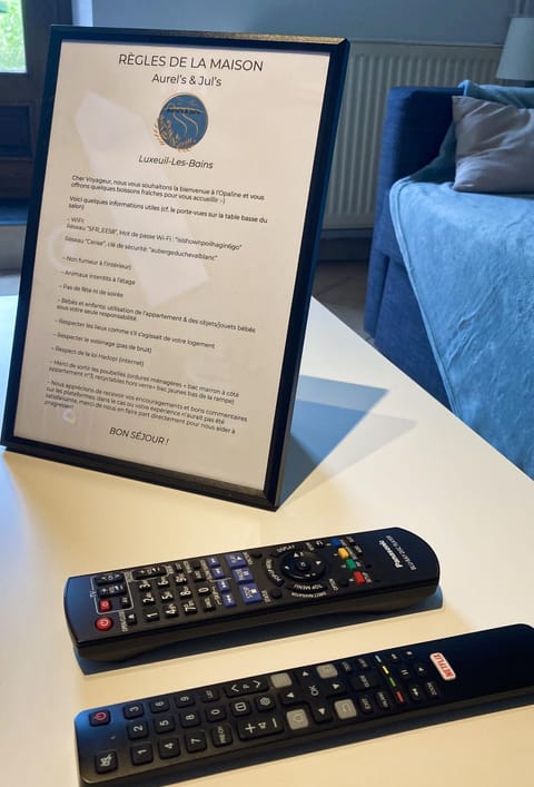 Living room, Decorative detail, Dining area, Logo/Certificate/Sign, Text overlay, Entertainment, Family