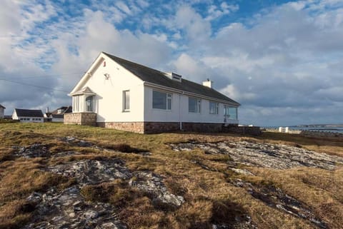 AEL-Y-BRYN-5 BED- DRAMATIC SEA VIEWS - Sleeps 12 House in Trearddur Bay