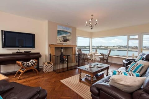 AEL-Y-BRYN-5 BED- DRAMATIC SEA VEIWS - Sleeps 12 House in Trearddur Bay