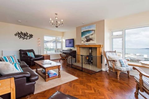 AEL-Y-BRYN-5 BED- DRAMATIC SEA VEIWS - Sleeps 12 House in Trearddur Bay