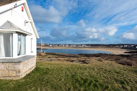 AEL-Y-BRYN-5 BED- DRAMATIC SEA VIEWS - Sleeps 12 House in Trearddur Bay