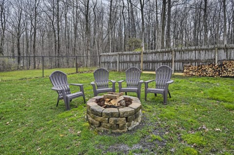 Canandaigua Lake House with Lake View and Fire Pit! Maison in Canandaigua Lake