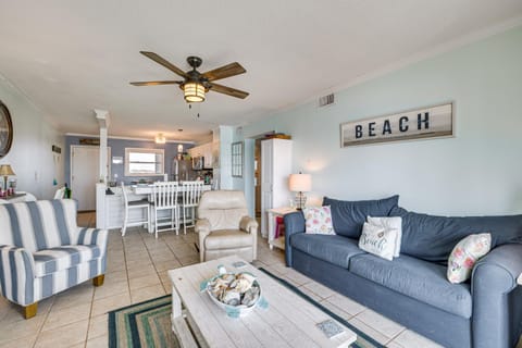 Breezy Oceanfront Condo with Lanai, Steps to Beach! Apartment in North Topsail Beach