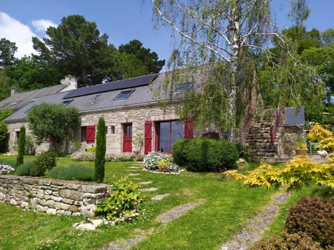 Property building, Facade/entrance, Garden, Garden view