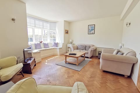 GWYNFA-3 BED- GROUND FLOOR APT - SEA VIEWS - TREARDDUR BAY House in Wales