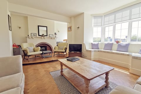 GWYNFA-3 BED- GROUND FLOOR APT - SEA VIEWS - TREARDDUR BAY House in Wales