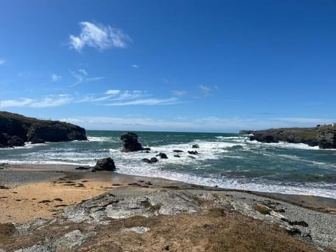 GWYNFA-3 BED- GROUND FLOOR APT - SEA VIEWS - TREARDDUR BAY House in Wales