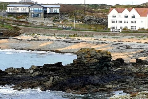 GWYNFA-3 BED- GROUND FLOOR APT - SEA VIEWS - TREARDDUR BAY House in Wales