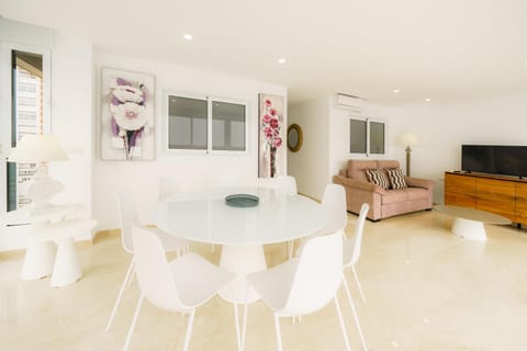 TV and multimedia, Living room, Seating area, Dining area