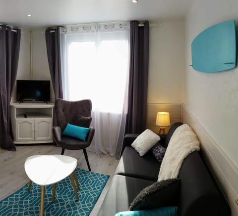 Communal lounge/ TV room, TV and multimedia, Living room, Lounge or bar, Decorative detail, Decorative detail, Seating area