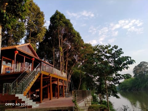 Property building, Communal lounge/ TV room, Spring, Day, Natural landscape, View (from property/room), Balcony/Terrace, Lake view, River view