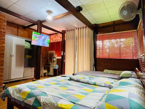 Communal lounge/ TV room, Bed, TV and multimedia, Photo of the whole room, Bedroom, air conditioner