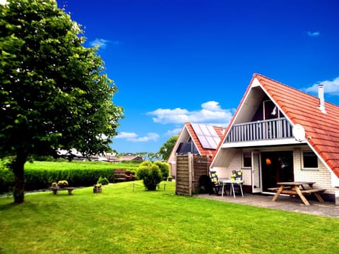 Leonie 6 pers holiday home with a large garden close to the Lauwersmeer House in Anjum