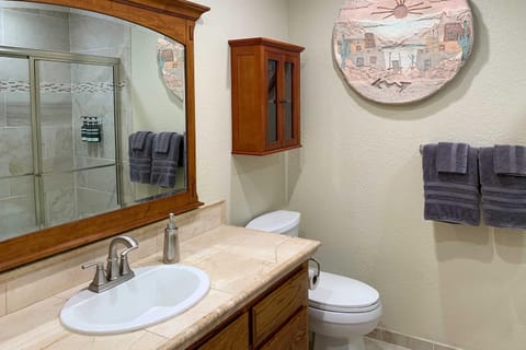 Townhome with Pool Access - 1 Mi to Crazy Horse! Haus in Lake Havasu City