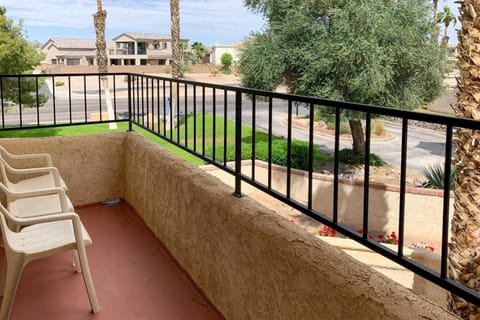 Townhome with Pool Access - 1 Mi to Crazy Horse! House in Lake Havasu City