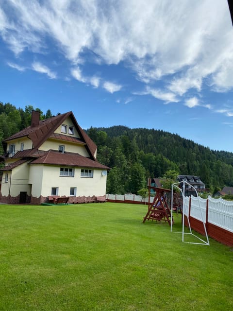 Property building, Day, Garden, Mountain view