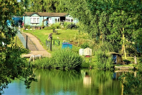 Lakeland Lodge with private Hot Tub and fishing House in Maldon District