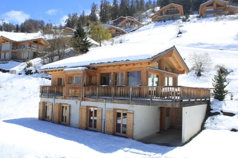 Property building, Day, Natural landscape, Winter, Mountain view