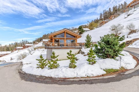Property building, Day, Natural landscape, Winter, Mountain view