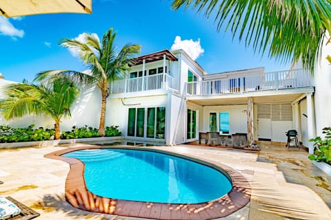 Caprice 14 - Oceanfront Villa - Gated Community with Pool House in Nassau