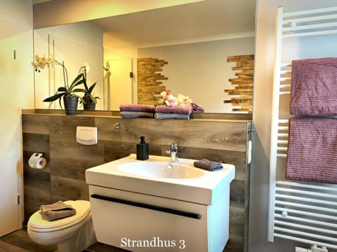 Toilet, Bathroom, towels