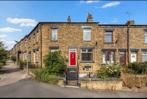 Summer Lane House-3 Bedrooms-Close to M1-Longer Stay-Free Parking House in Borough of Barnsley