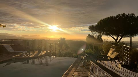 "Aux Balcons du Riou" avec vue mer 180 degrés Bed and Breakfast in Vence