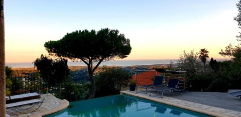 "Aux Balcons du Riou" avec vue mer 180 degrés Bed and Breakfast in Vence