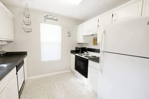 Kitchen or kitchenette, minibar, pet friendly, stove