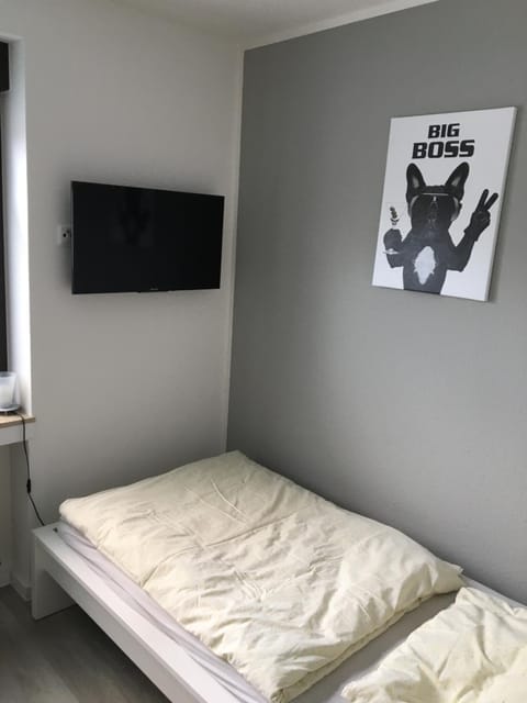 Bed, TV and multimedia, Photo of the whole room