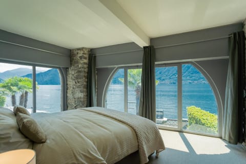 Bed, View (from property/room), Photo of the whole room, Lake view, Mountain view