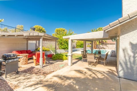 Relax in style!! Pool, Vegas games, RV parking Casa in Henderson