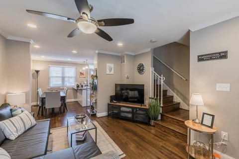 Beautiful 3br 2ba House with cozy backyard by CozySuites Casa in Alexandria