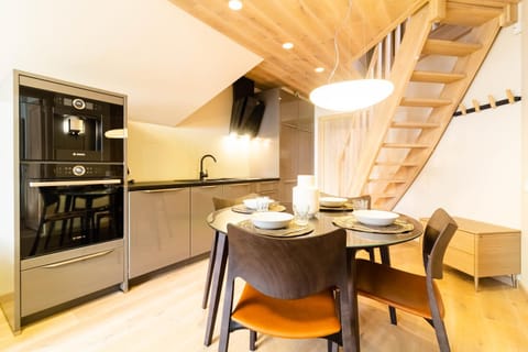 Kitchen or kitchenette, Dining area