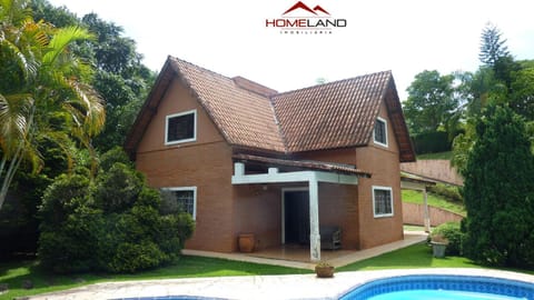 Alugo linda casa de campo perto de São Paulo com ótimo jardim, piscina e lareira. House in Ibiúna