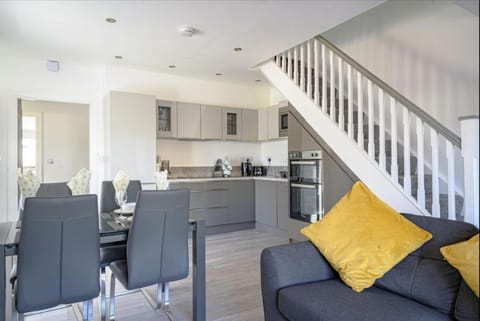 Kitchen or kitchenette, Living room, Dining area, dishwasher, pet friendly, stove, toaster