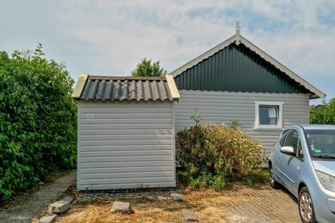 Charming wooden cottage Madelief 4p close to Lake Lauwersmeer Haus in Anjum