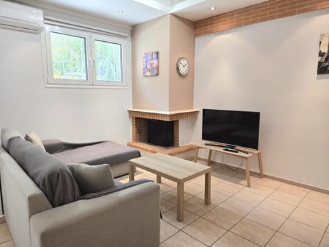 TV and multimedia, Living room, Seating area, fireplace