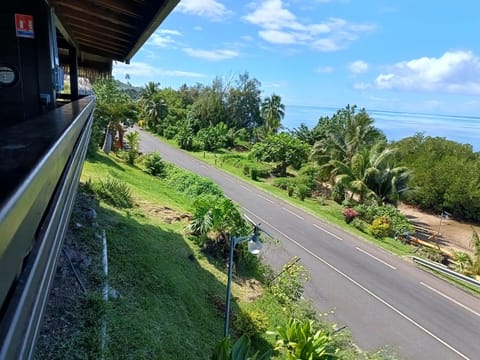 Tehuarupe Surf Studio 2 Bed and Breakfast in Moorea-Maiao