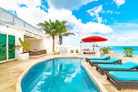 Caprice 7 -Oceanfront Villa - Gated Community with Pool Casa in Nassau